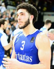 1920px-LiAngelo Ball Vytautas