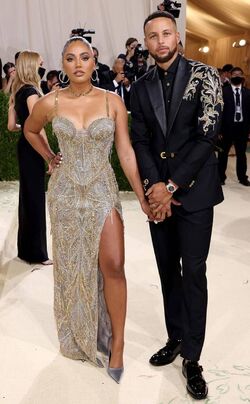 Rs 634x1024-210913163856-634-Stephen-Curry-Ayesha-Curry-2021-Met-Gala-Red-Carpet-Fashion-Arrivals.cm