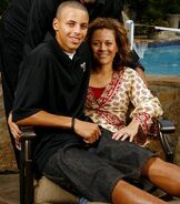 Stephen-curry-mom-sonya-076434083