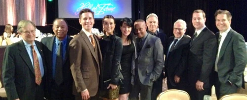 Le cast entier avec Gary Glasberg et Charles (producteurs)