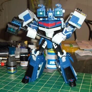 Leader Class Ultra Magnus in robot mode with Mass Hammer.