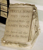 Tracy Bond gravestone