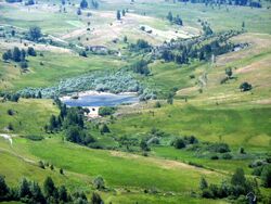 Jezero i brana u Preocu pod Šatorom nad izvorištem Unca 30651806.jpg