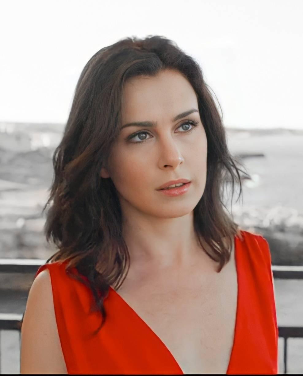 Laura Biel Netflix Wiki Fandom Laura Biel Netflix Wiki Fandom