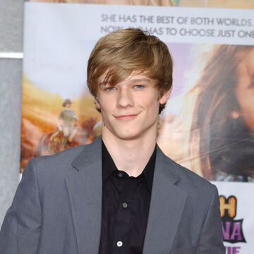 Lucas Till Nickelodeon Fandom Lucas daniel till was born in fort hood, texas, to dana lyn (nee brady) and john mark till, a lieutenant colonel in the army. lucas till nickelodeon fandom