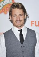 Josh-pence-premiere-fun-size-02