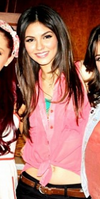 Victoria Justice with friends (cropped)