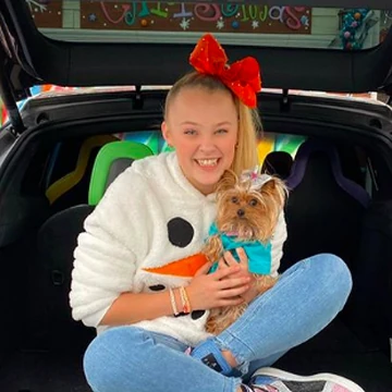 Jojo Siwa Nickelodeon Fandom Es conocida por aparecer durante dos temporadas en dance moms junto con su madre, jessalynn siwa, y por sus sencillos «boomerang» y «kid in a candy store». jojo siwa nickelodeon fandom