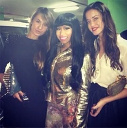 Nicki with 2 fans!!!