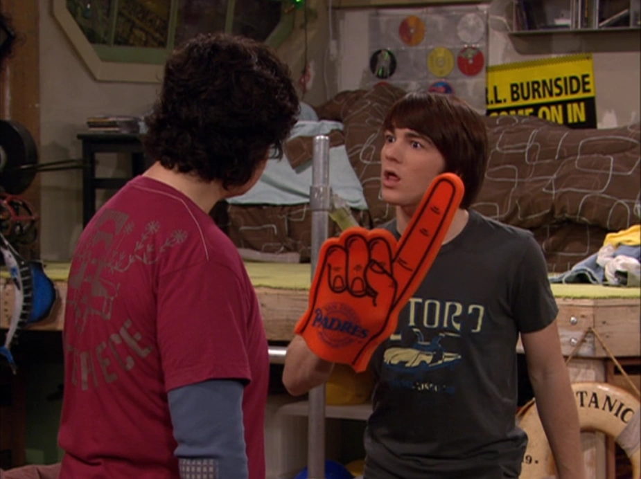 Drake & Josh/Foam Finger | Nickstory Wiki | Fandom
