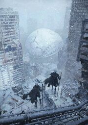 Illustration de 2B et 9S, surplombant une cité en ruines enneigée au milieu de laquelle trône une tête géante d'Émile.