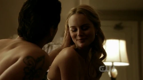 Cassandra and Michael romancing in a flashback.