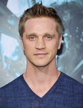 Er 45-år gammel 183 cm høj Devon Sawa i 2024