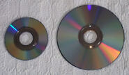 Size comparison between a GameCube disc and a Wii disc