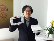 Wii U 02.png (694 KB) Satoru Iwata holding the Wii U controller and Console