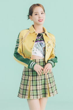 アイドル NiziU UNIFORM T-SHIRT - MAKO (L) UNIFORM T-SHIRT - MAKO【L】/『NiziU Live with U 2024-2025