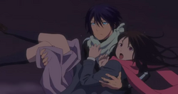 Yato escapa junto a Hiyori de un Ayakashi