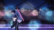 S1E1: Yato carries Hiyori on his back.