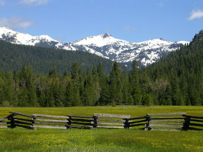 800px-Lassen meadow caldera.jpg