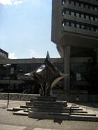 Das Rathaus mit einer Skulptur von Bernd Rosenheim