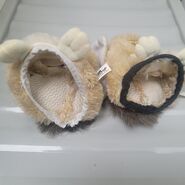 Two different color fabric on the base of the skins.