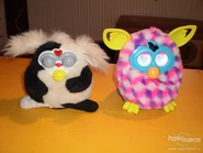 13647524-furby-slavna-elektronicka-hracka-starsi-a-novy-typ-1.jpg (403 KB) a Mow Gwai and a Furby Boom