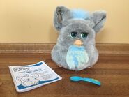 04596b5f3bd1bbe224c753cecf130d07.jpg (193 KB) Sleepy Blue Furby with manual and spoon