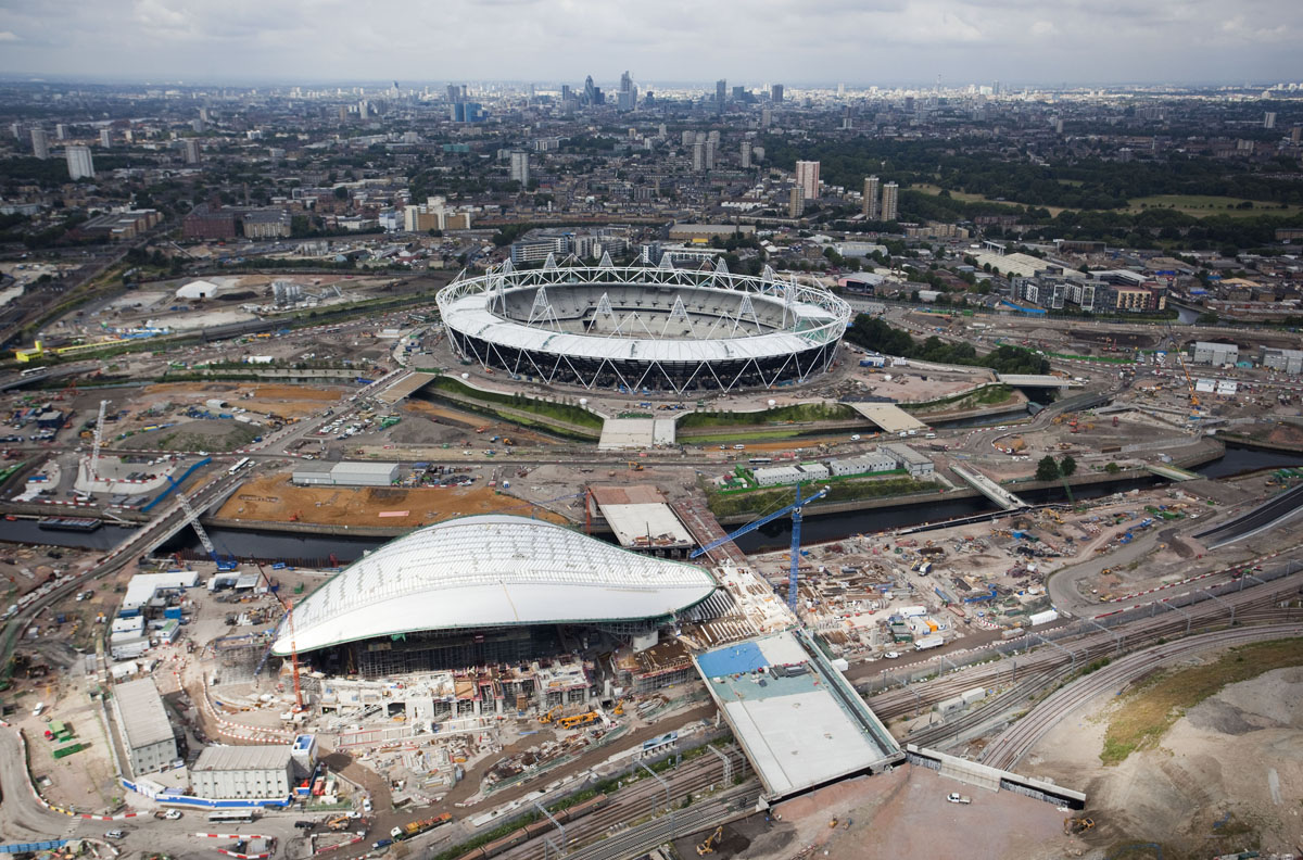 White hart москва сити. Olympic Park London. Олимпийский сад Лондон. Здание Олимпии в Лондоне. Olympic Park East end.