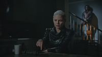 5x02 Emma Dark Swan Cygne Noir Ténébreuse maison cuisine dague du Ténébreux Rumplestiltskin ténèbres nuit