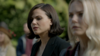 6x07 Regina Mills Emma Swan foule cimetière impuissance lancement malédiction charme du sommeil