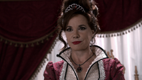 La Reine de Cœur, interprétée par Barbara Hershey. ("La Reine de Cœur")