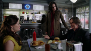 Shot 2x08 Diner Regina Gold