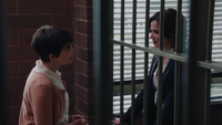 1x18 Regina Mills Mary Margaret Blanchard poste du shérif aveux.png