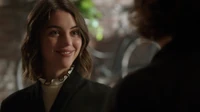 7x08 Ivy Belfrey sourire Bar Roni dos