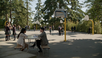 6x04 Jasmine Mary Margaret cour de récréation discussion tables bancs élèves panier de basketball sapin