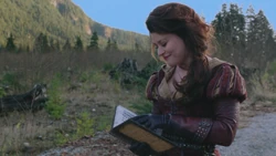 Capable de lire le chinois, Belle traque le Yaoguai. ("Le Yaoguai")