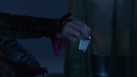 1x10 Rumplestiltskin donne la potion à Blanche-Neige