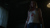 D1x09 Amy Hughes cabane hache sang regard meurtre Deborah Carpenter.png