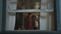 4x02 famille Charmant David Nolan Henry Mills Emma Swan Mary Margaret Blanchard appartement fenêtre corbeau message