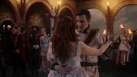 Eric und Arielle tanzen auf der Feier.