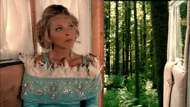 Abigail beschwert sich während der Kutschfahrt.