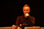 David Anders écoute la question d'une fan.