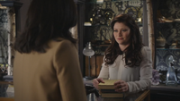 4x18 Regina Mills dos Belle French boutique d'antiquités sourire mauvaise idée