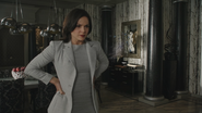 4x01 Regina Mills bureau mairie Storybrooke miroir brisé