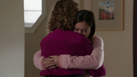 D1x04 Drew Reeves Beth Dalton mère fils embrassade calin excuses réconfort pleurs.png