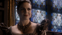 5x13 Reine Regina sourire