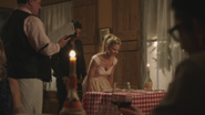 4x04 restaurant Chez chef Tony dos livrets menus Killian Jones Capitaine Crochet Emma Swan chaise gentleman table nappée bouteilles champagne bougies