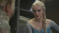 4x07 Ingrid Reine des Neiges Elsa face poste de police interrogatoire