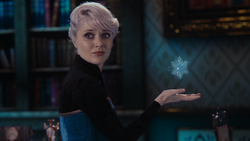 Elsa fait apparaître son flocon fétiche. ("Secrets de Famille")