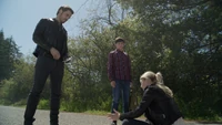 6x03 Killian Jones Henry Mills Emma Swan assise sol nulle part route arbre tentative recherche Ashley